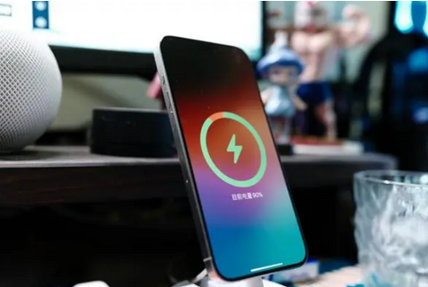 富顺苹果15换屏服务分享用什么充电器给iPhone15充电更好 